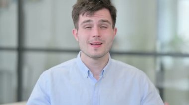 Dua eden genç adam Parmakları çapraz