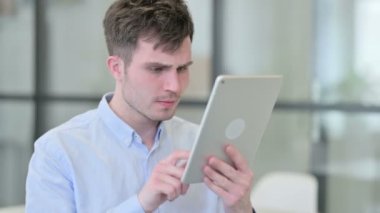 Tabletteki Kayba Tepki Veren Genç Adam