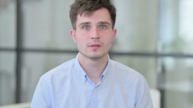 Hayal kırıklığına uğramış genç adam tepki veriyor. 