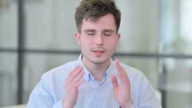 Genç adamın baş ağrısı portresi