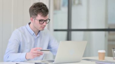 Dizüstü bilgisayarda Genç Adam tarafından başarılı çevrimiçi ödeme 