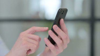 Akıllı telefon kullanarak Genç Adam 'a yaklaş