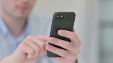 Akıllı telefon kullanarak Genç Adam 'a yaklaş