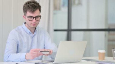 Genç Adam tarafından Bilgisayarda Çevrimiçi Ödeme Başarısızlığı 