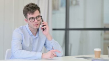 Ofiste Konuşan Kızgın Genç Adam 