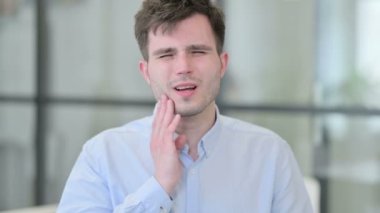 Çekici Genç Adam 'ın portresi Diş ağrısı, Cavity