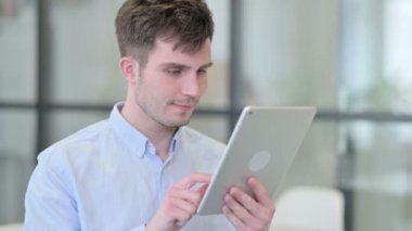 Genç Adam 'ın Tabletteki Video Çağrısı 