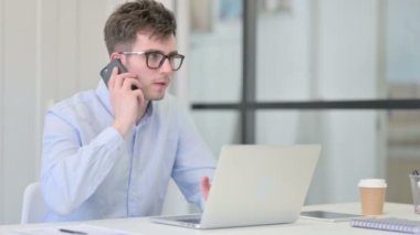 Bilgisayarlı Kızgın Adam Telefonda konuşuyor 