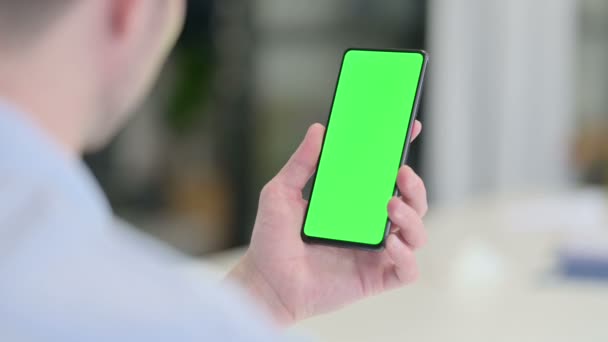 Achteraanzicht van de jonge man met behulp van Smartphone met Chroma Screen — Stockvideo