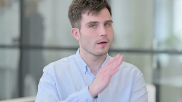 팔의 몸짓으로 젊은 남자가 서명하지 않는 모습 — 비디오