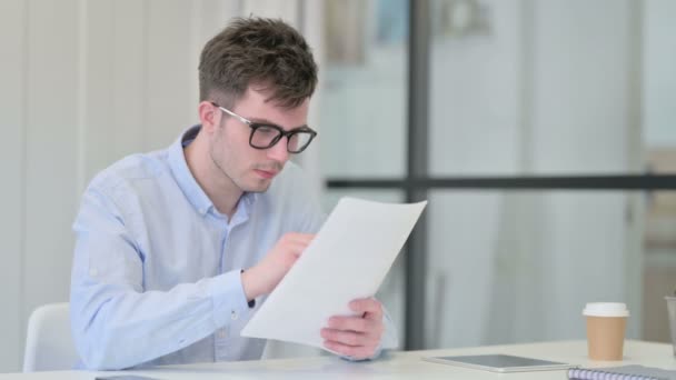 Un jeune homme célèbre son succès sur les documents — Video