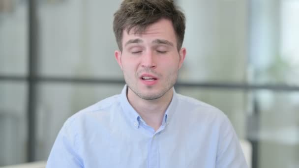 A beteg fiatalember arcképe Tüsszentés — Stock videók