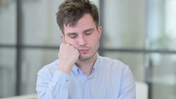 Portrait de jeune homme endormi faisant la sieste — Video