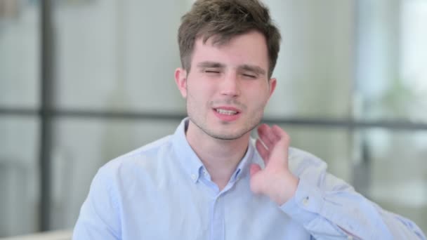 Portrait de jeune homme souffrant de douleur au cou — Video