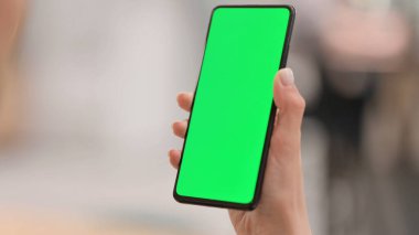 Yeşil Krom Anahtar Ekranlı Akıllı Telefon Tutuluyor