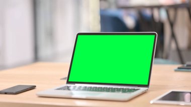 Yeşil Krom Anahtar Ekranlı Laptop
