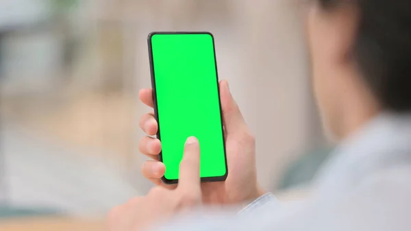 Vista posteriore, uomo che utilizza smartphone con schermo chiave cromato verde — Foto Stock