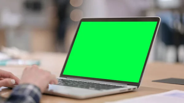Mani femminili che digitano sul computer portatile con lo schermo chiave verde del cromo — Foto Stock