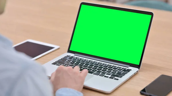 Uomo che lavora sul computer portatile con schermo chiave cromo verde — Foto Stock