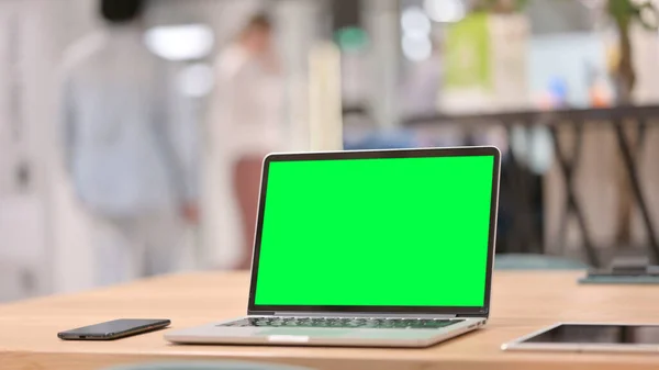 Portatile aperto con schermo chiave cromato verde sul tavolo, primo piano — Foto Stock