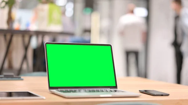 Portatile con schermo chiave cromato verde in ufficio — Foto Stock