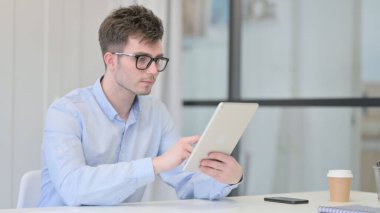 Ofiste Tablet kullanan Çekici Genç Adam 