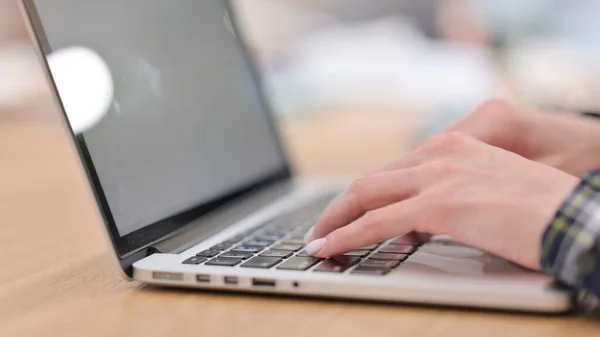 Close up of Female Hands Typing on Laptop, Close up — Stock Photo, Image