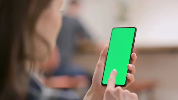 Smartphone con custodia femminile con schermo chiave cromato verde — Foto Stock