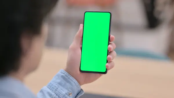 Smartphone con schermo chiave croma verde, Primo piano — Foto Stock
