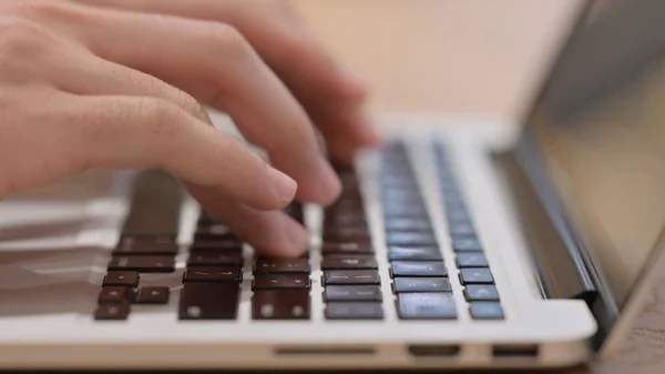 Mãos masculinas digitando no teclado do portátil, close-up — Fotografia de Stock
