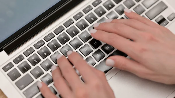 Visão superior das mãos femininas digitando no laptop, close-up — Fotografia de Stock