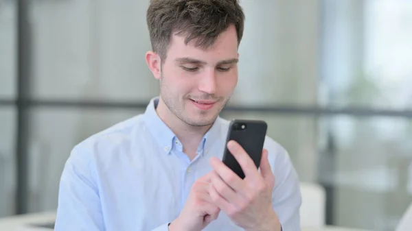 Akıllı telefon kullanan genç adamın portresi — Stok fotoğraf
