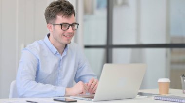 Videodaki Genç Adam Laptop 'tan arıyor. 