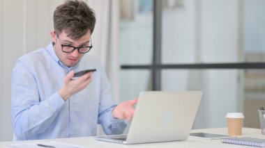 Bilgisayarlı Kızgın Adam Telefonda konuşuyor 