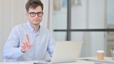 İşteki Genç Adam 'dan Parmak İle Hareket Yok 