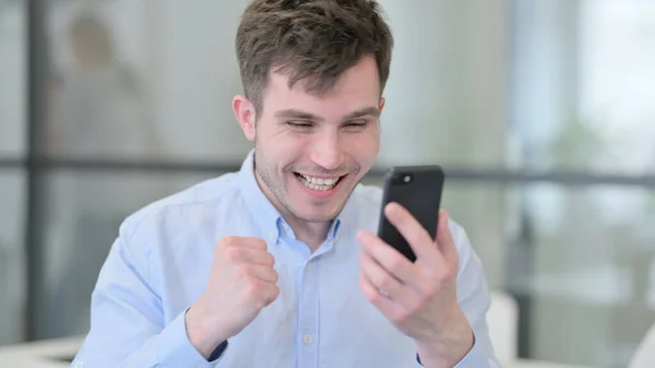 Portrait de jeune homme célébrant sur Smartphone — Photo