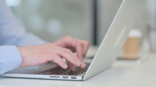 Close up of Young Man Typing on Laptop — Stock Photo, Image