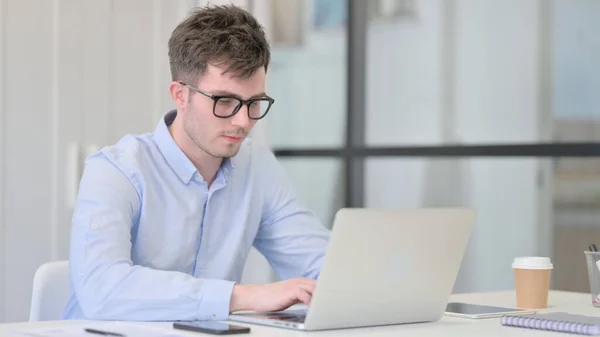 Jongeman werkt op Laptop in Office — Stockfoto