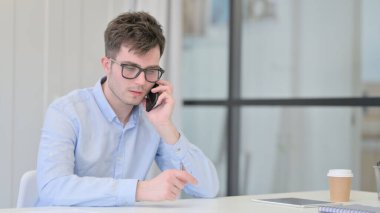 Ofiste Konuşan Genç Adam 