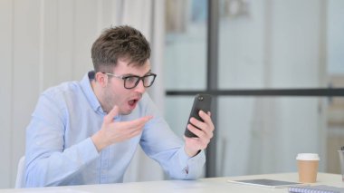 Genç Adam Ofisteki Akıllı Telefon Kayıplarına Tepki Veriyor 