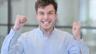 Zaferi Kutlayan Başarılı Genç Adam