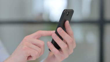 Akıllı telefon kullanarak Genç Adam 'a yaklaş