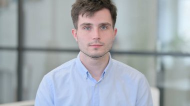 Kameraya Bakan Genç Adamın Portresi 