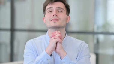 Genç Adam Gözleri Kapalı Dua Ediyor 