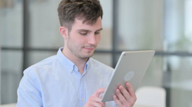 Dijital Tablet kullanan Genç Adam Portresi