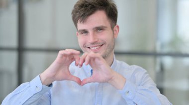 Elle Kalp İşareti Gösteren Genç Adam 