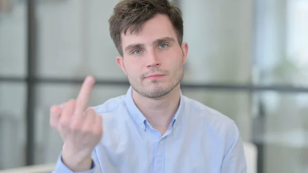 Homem jovem mostrando sinal de dedo médio — Fotografia de Stock