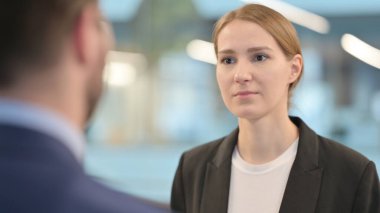 İş Adamları İş Başında Proje Tartışıyor