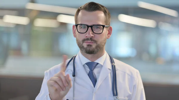 Retrato de ningún signo por el joven doctor masculino por el gesto del dedo — Foto de Stock