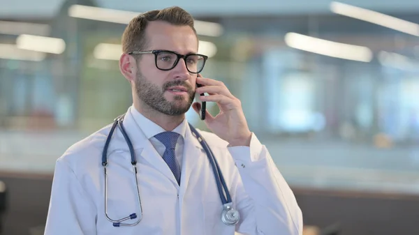 Porträtt av ung manlig doktor talar i telefon — Stockfoto